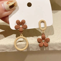 Boucles D'oreilles Asymétriques Fleur Mat