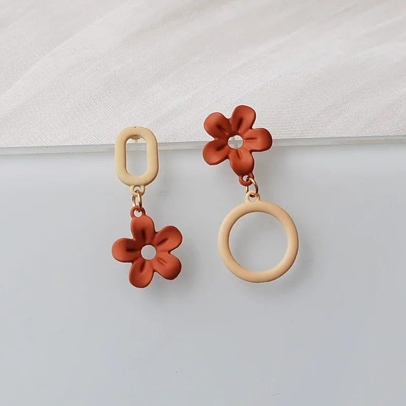 Boucles D'oreilles Asymétriques Fleur Mat