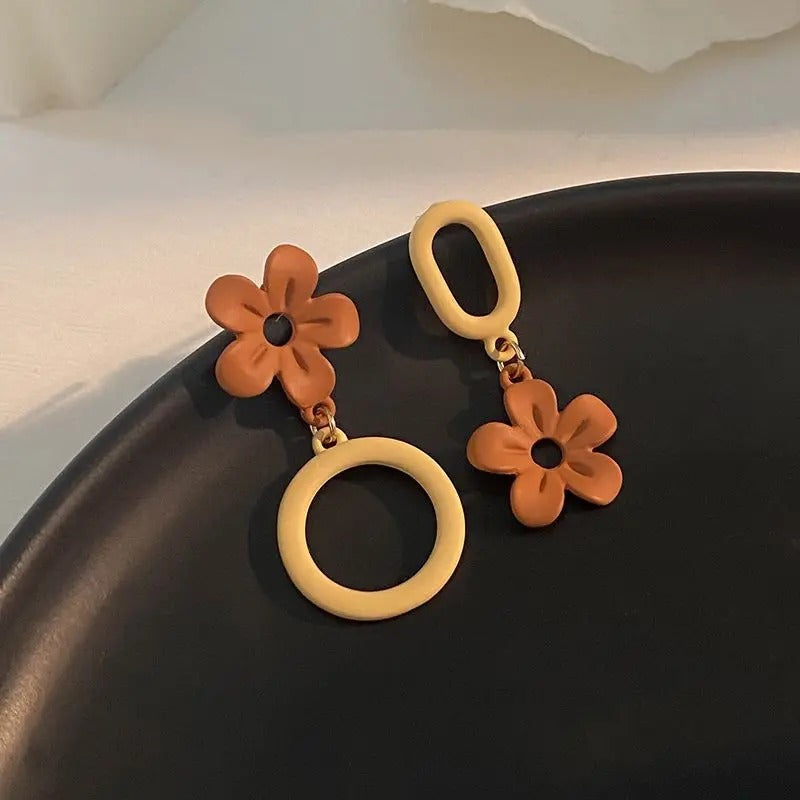 Boucles D'oreilles Asymétriques Fleur Mat