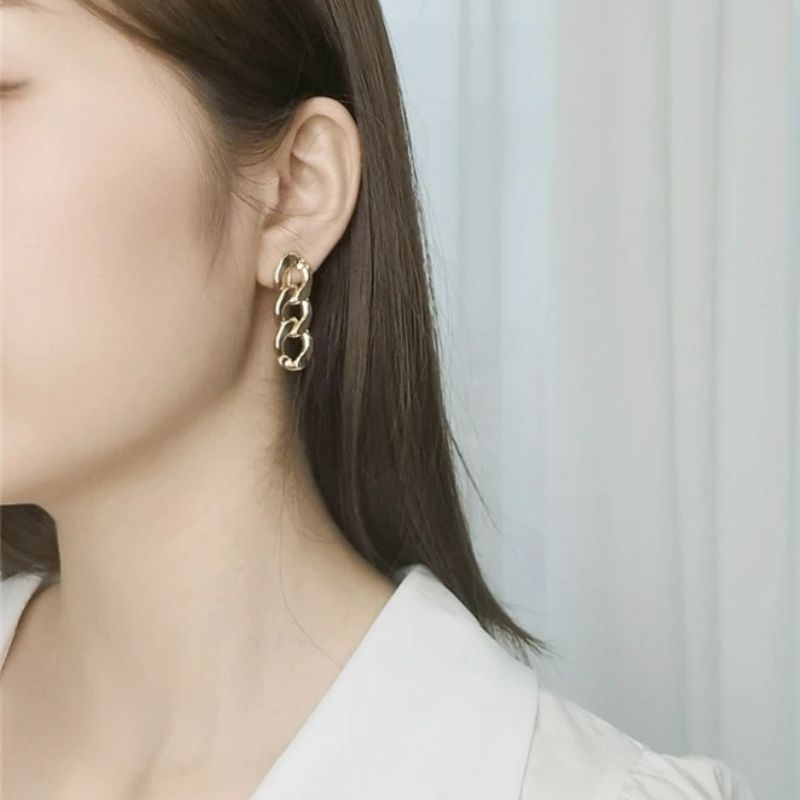 Boucles D'oreilles Clips Chaîne Dorée Élégance Image