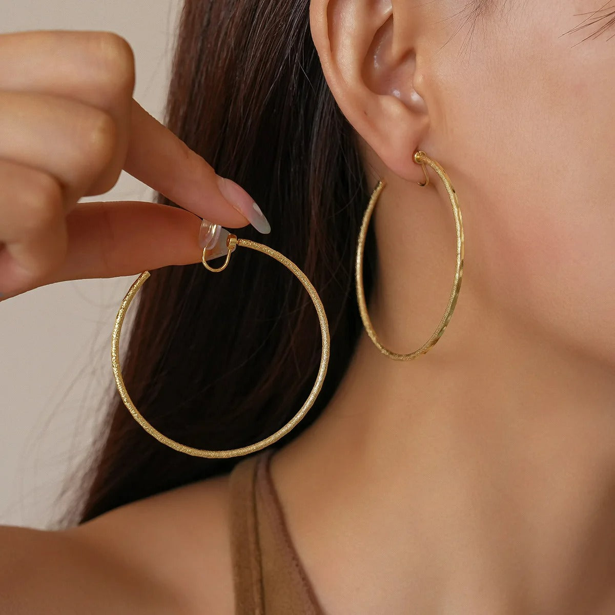 Boucles D'oreilles Clips Créoles Martelées Dorées