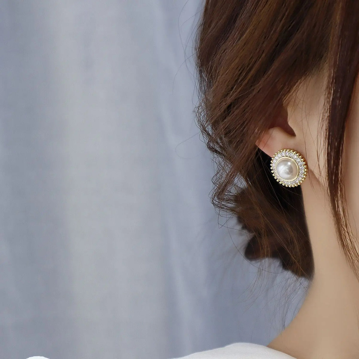 Boucles D'oreilles Clips Vintage, portée par une femme de profil, le fond derrière est gris Image