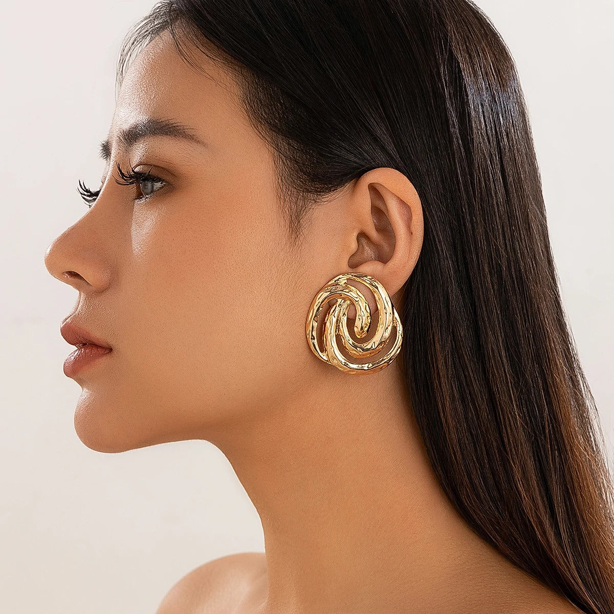 Boucles d’Oreilles Dorée Spirale Martelée Image