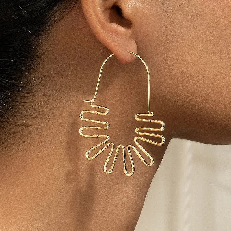 Boucles d'Oreilles Originales en Forme de Pétale de Fleur attaché sur une oreille Image