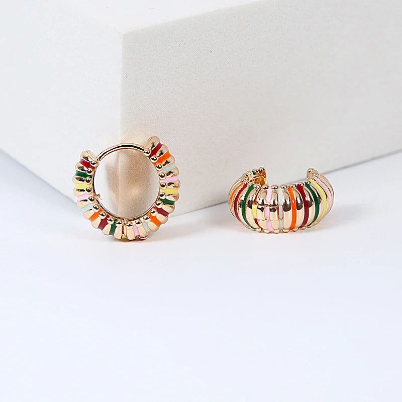 Boucles d'Oreilles Originales Multicolore en Émail posé sur un fond blanc