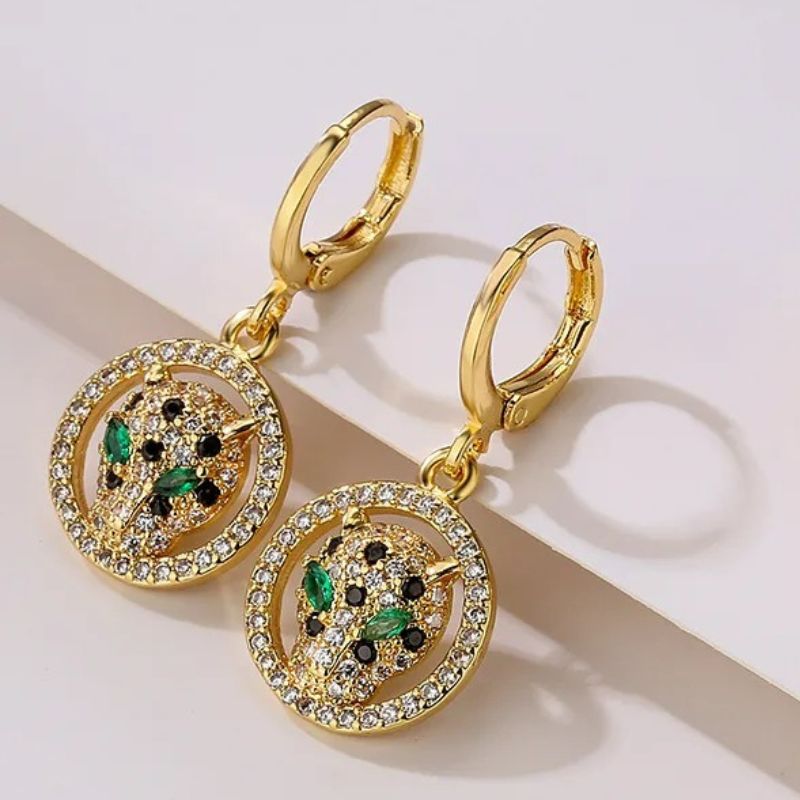 Boucles D'oreilles Pendantes Originales Léopard présenté sur fond blanc.