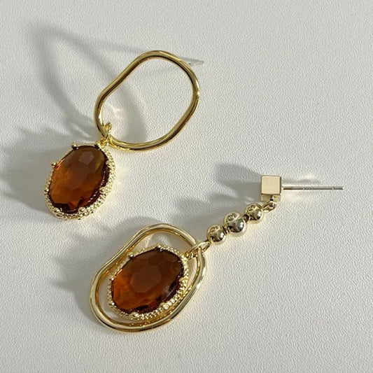 Boucles d'Oreilles Asymétriques Géométriques sur fond blanc