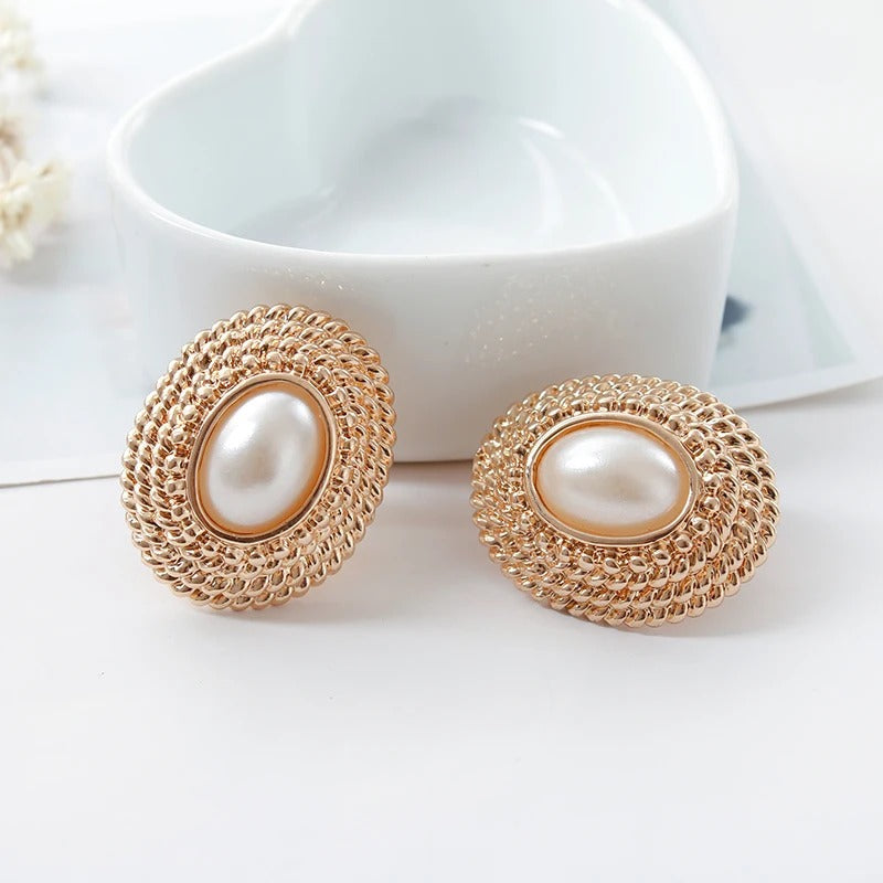 Boucles d'Oreilles Clip Confort Perles Ovales devant une tasse en coeur blanche