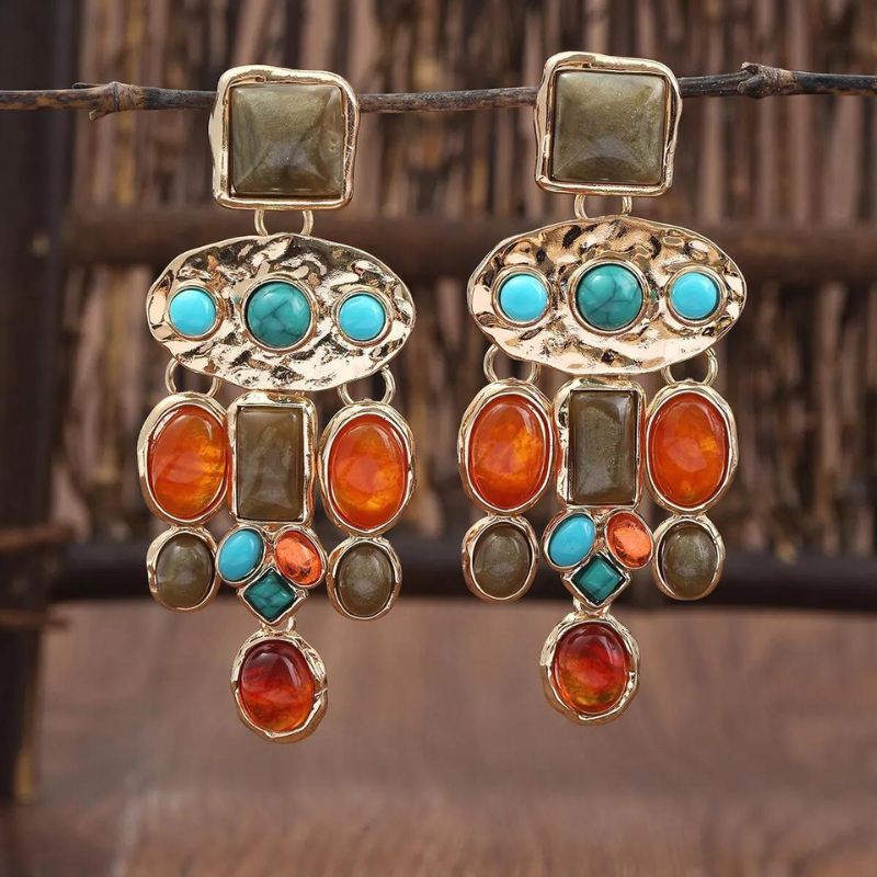 Boucles D'oreilles Originales Pendantes Ethniques Rétro, accrochée sur une branche très fine.