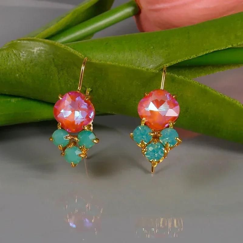 Boucles D'oreilles Originales Rose et Bleu en équilibre sur une feuille de tulipe.