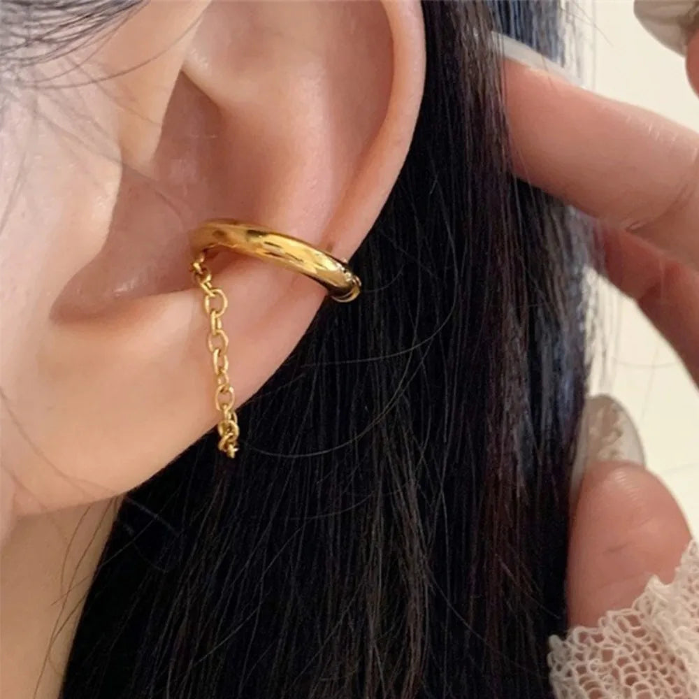 Ear cuff Acier Inoxydable Anneau Et Chaine, portée par une femme.