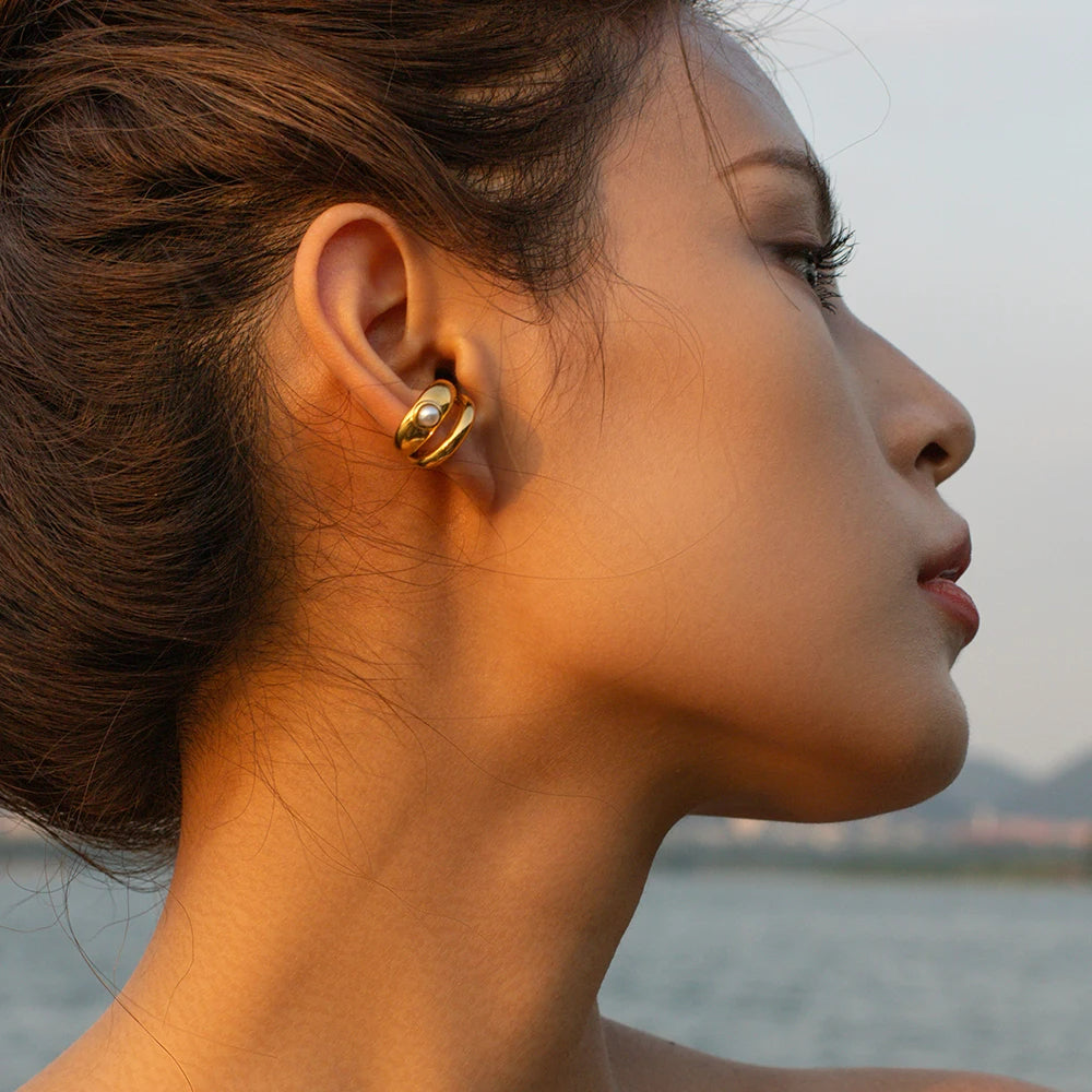 Ear cuff Acier Inoxydable Et Perle porté par une femme les cheveux attachés.