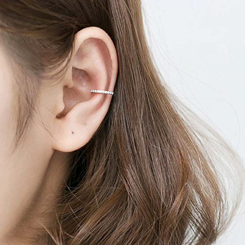 Ear cuff Argenté Fin et Délicat, porté par une femme sur le cartilage central.