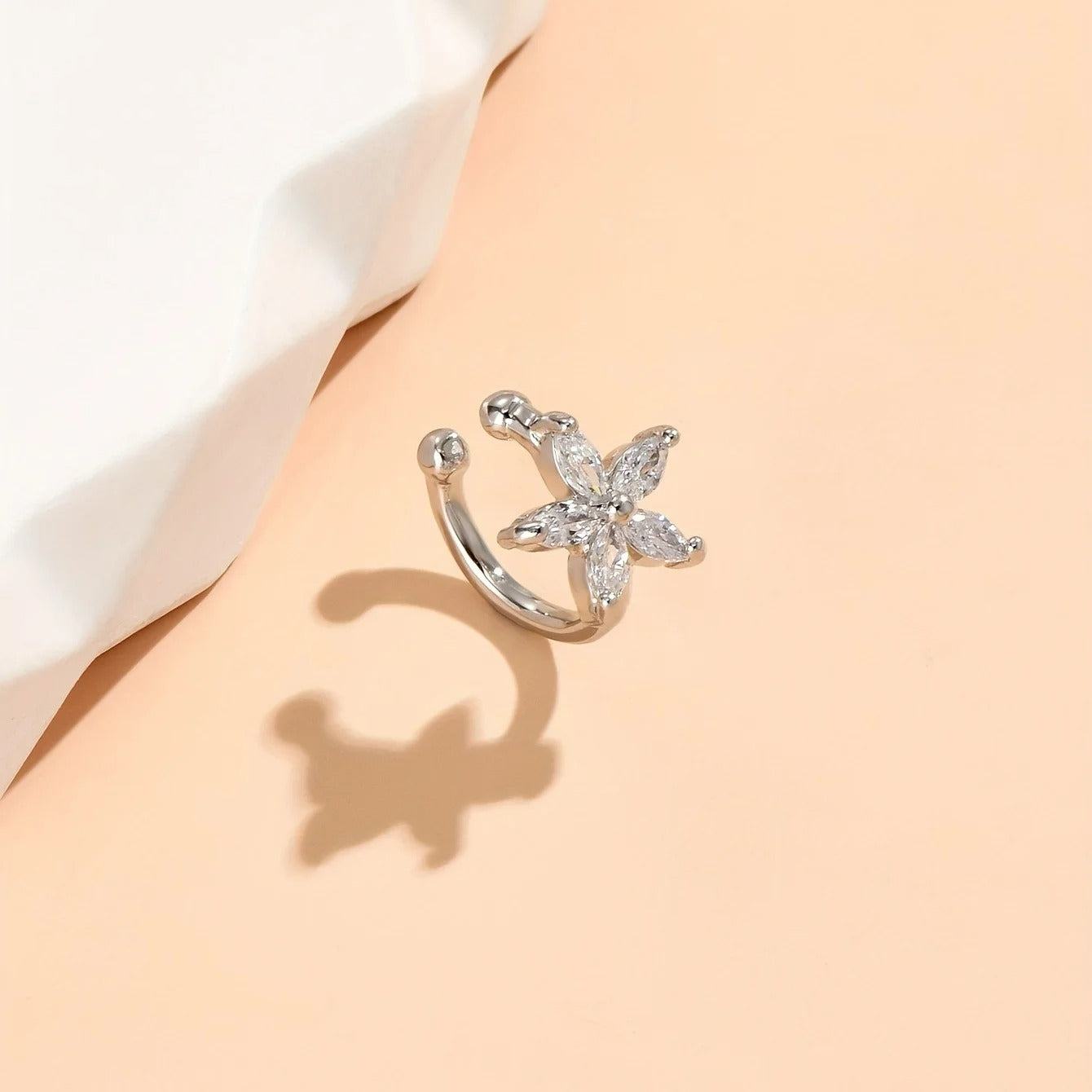 Ear Cuff Argenté Fleur Zircon Image