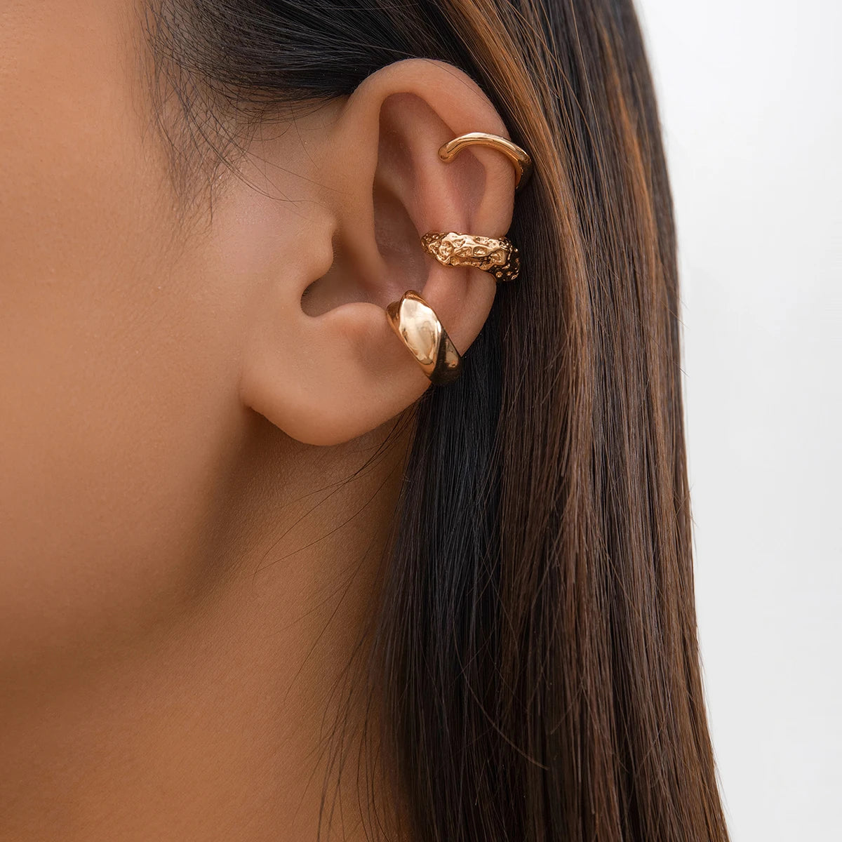Ear cuff Ensemble 3 Pièces Dorées, porté par une femme.