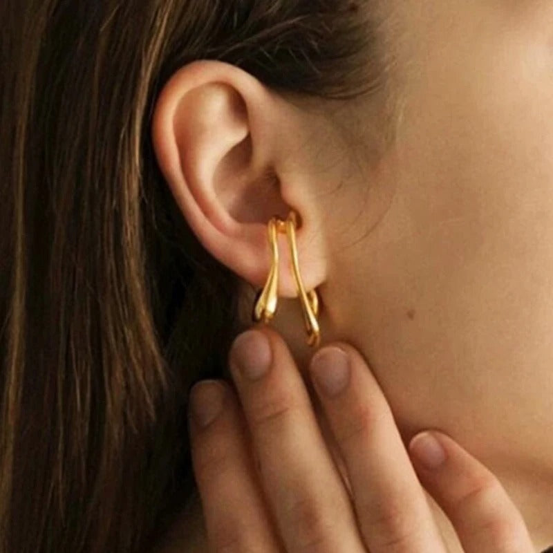 ear cuff femme double doré moderne, porté par une femme de profil, on ne voit que son oreille et ses cheveux.