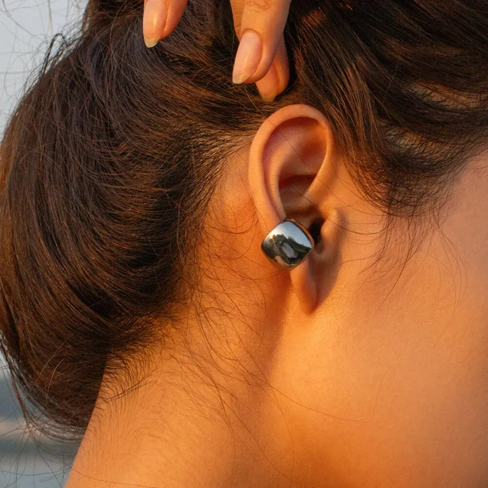Ear cuff Large Acier Inoxydable, porter par une femme les cheveux attachés, on voit le haut de sa nuque.