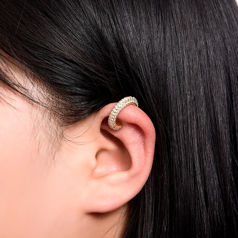 Ear cuff Mille Éclats porté par une femme en haut du cartilage.