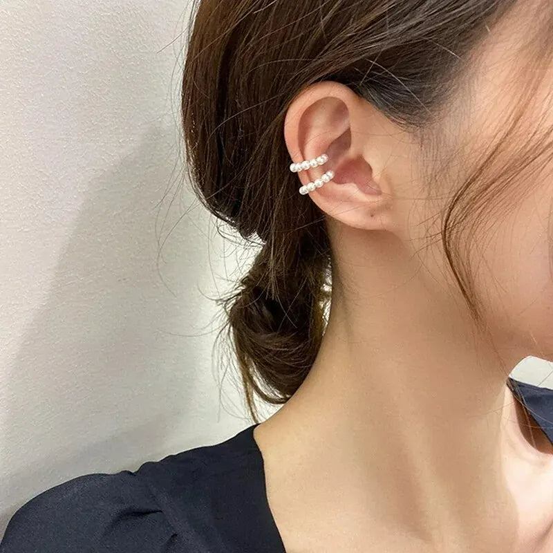Ear cuff Perles Effet Nacre, par 2 portés par une femme de profil.