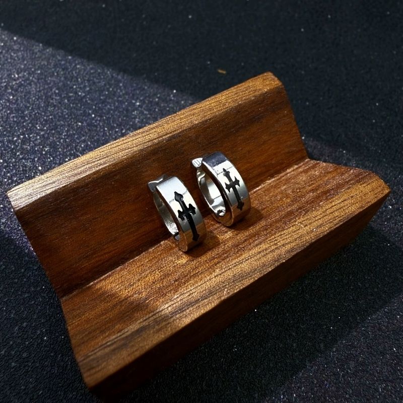 Fausse Boucle d'Oreille Homme Croix Gothique - Acier inoxydable