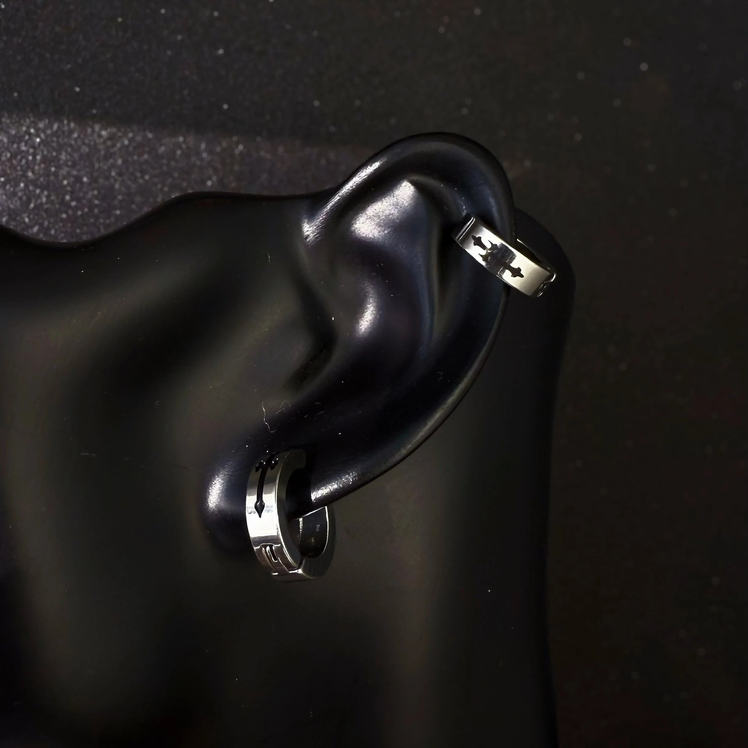 Fausse Boucle d'Oreille Homme Croix Gothique - Acier inoxydable