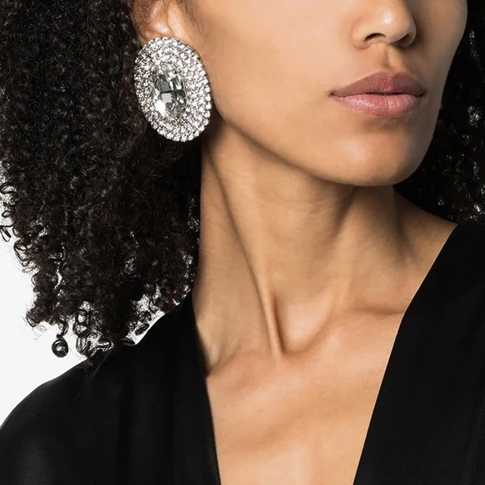 Grosse Boucle d'Oreille Clip portée par une femme cheveux bouclés Image