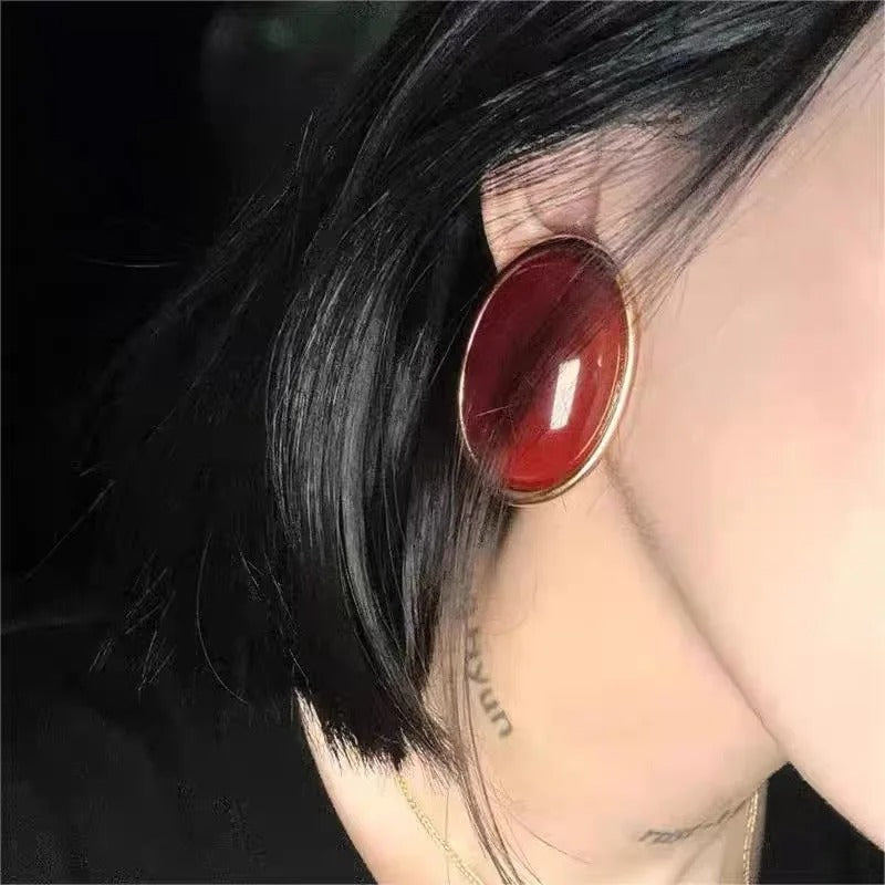 Grosse Boucle d'Oreille Résine Rouge portée par une femme Image