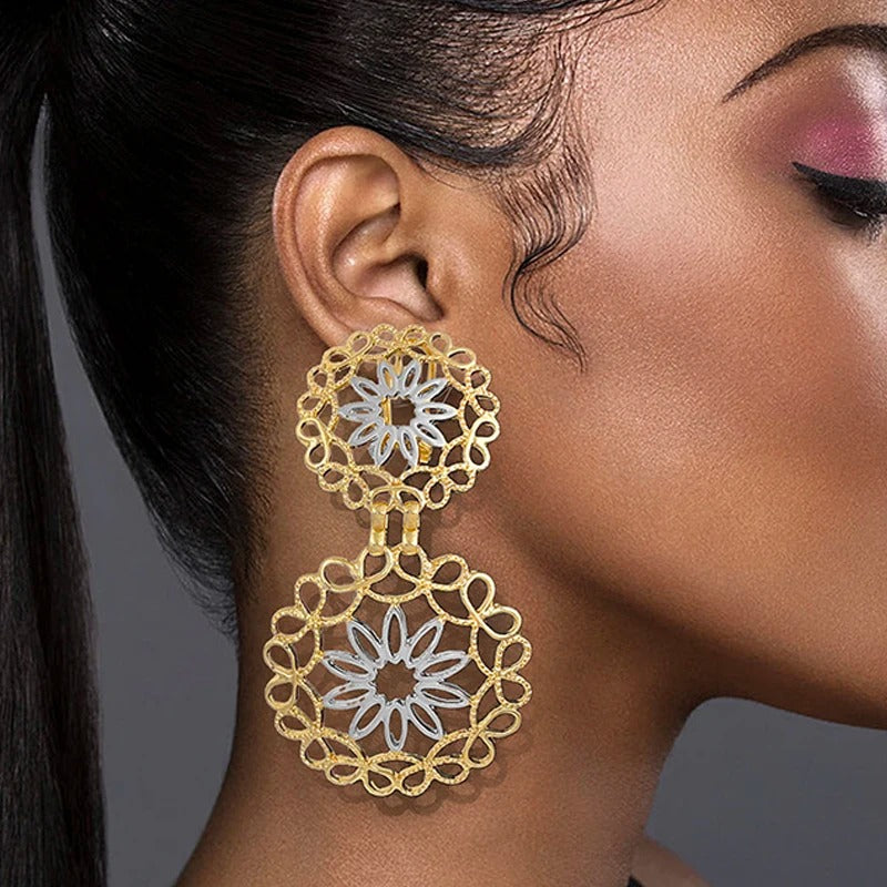 Grosse Boucle d'Oreille Style floral portée par une femme vue de profil
