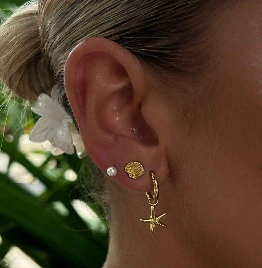Lot 3 Paires Boucles D'oreilles Acier Inoxydable, portées par une femme de profil, on ne voit qu'une oreille avec 3 boucles différentes