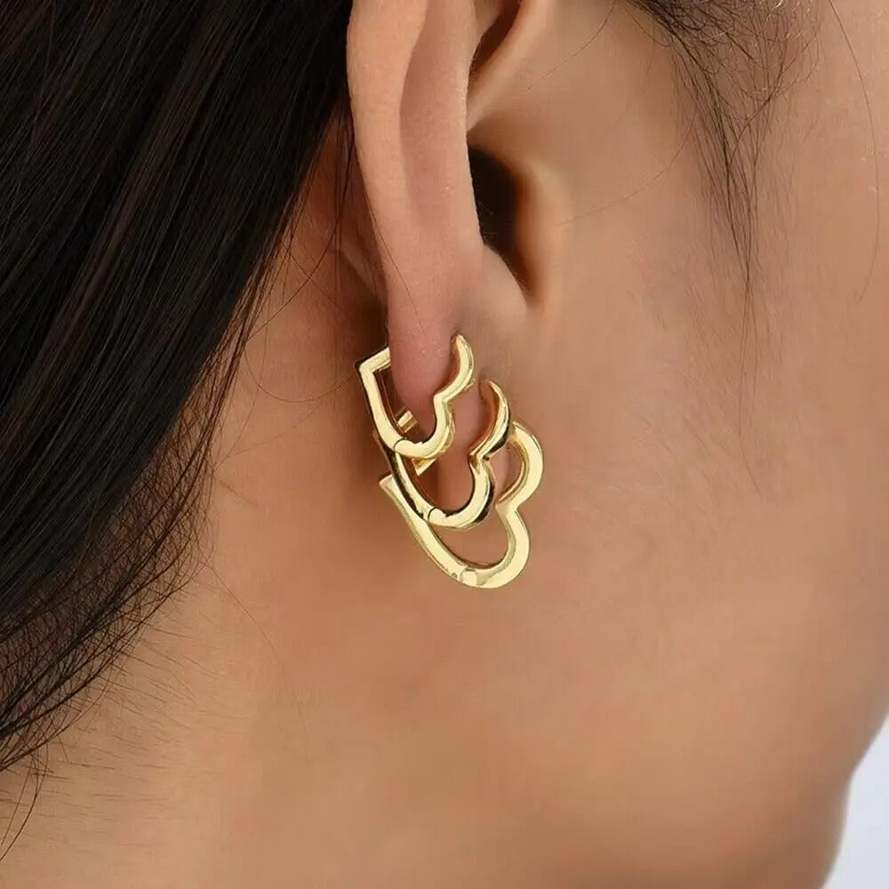 Lot 3 Paires Boucles D'oreilles Créoles Cœurs, porté par une femme de profil.