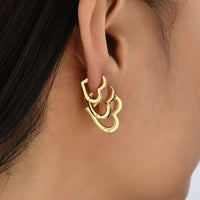 Lot 3 Paires Boucles D'oreilles Créoles Cœurs, porté par une femme de profil.