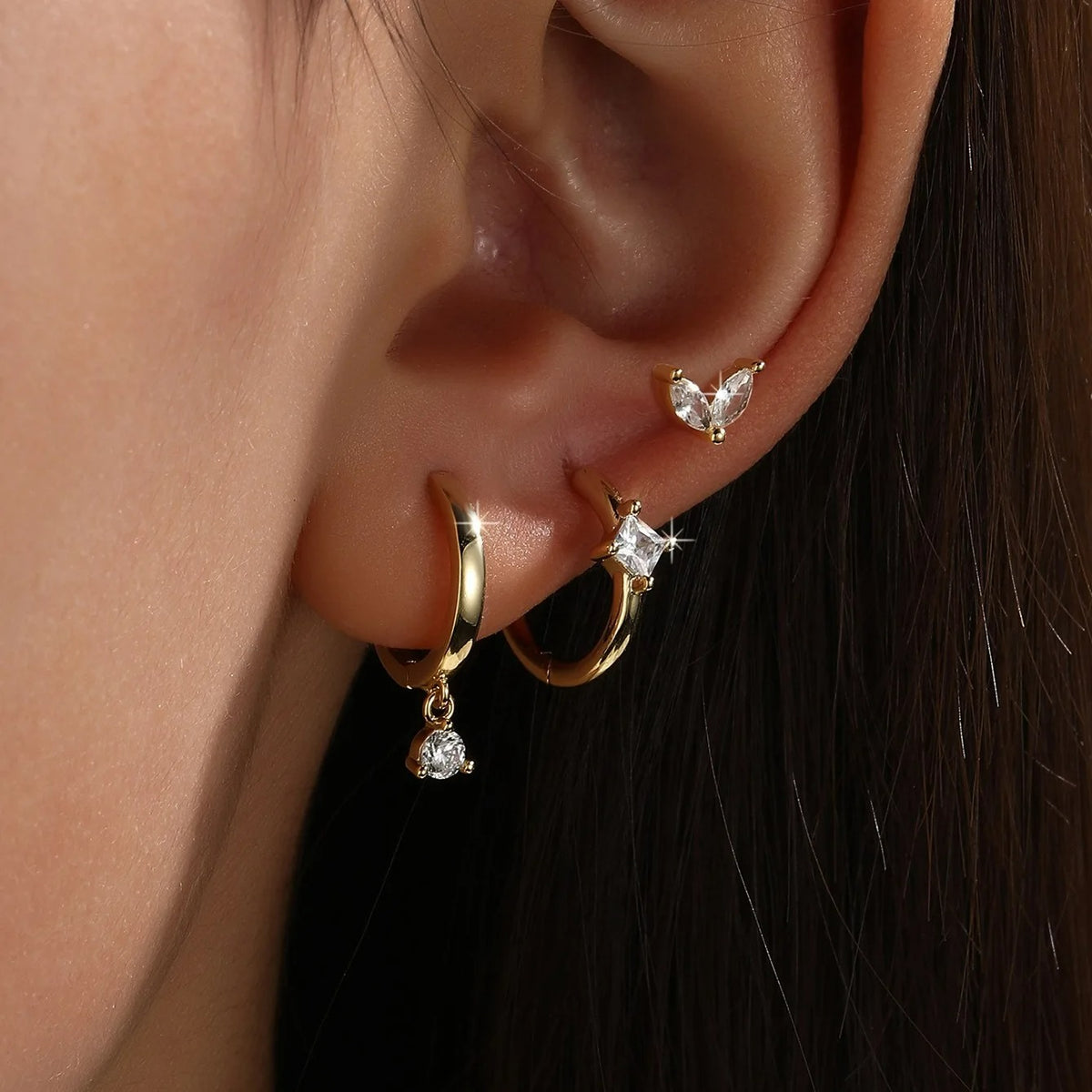 Lot 3 Paires Boucles D'oreilles Dorées, portées en trio différent par une femme on ne voit qu'une oreille