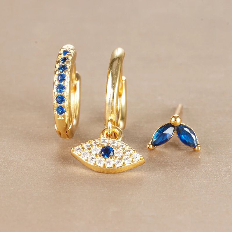 Lot de Trois Boucles d'Oreilles Acier Chirurgicales Durables et Robustes sur fond doré Image