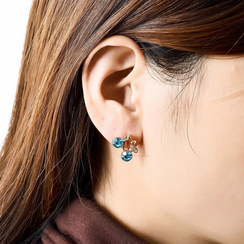 Petite Boucle d'Oreille Bicyclette portée par une femme