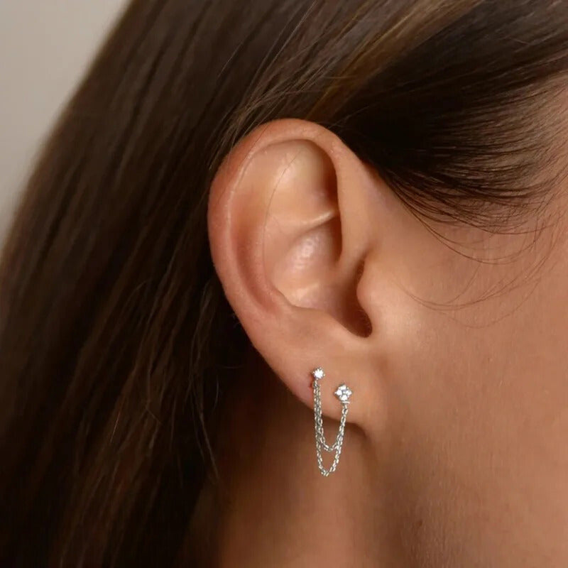 Petite Boucle d'Oreille à Chaines 2 Trous sur une oreille de femme