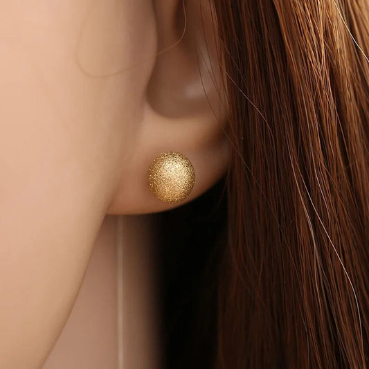 Petite Boucle d'Oreille Minimaliste sur une oreille