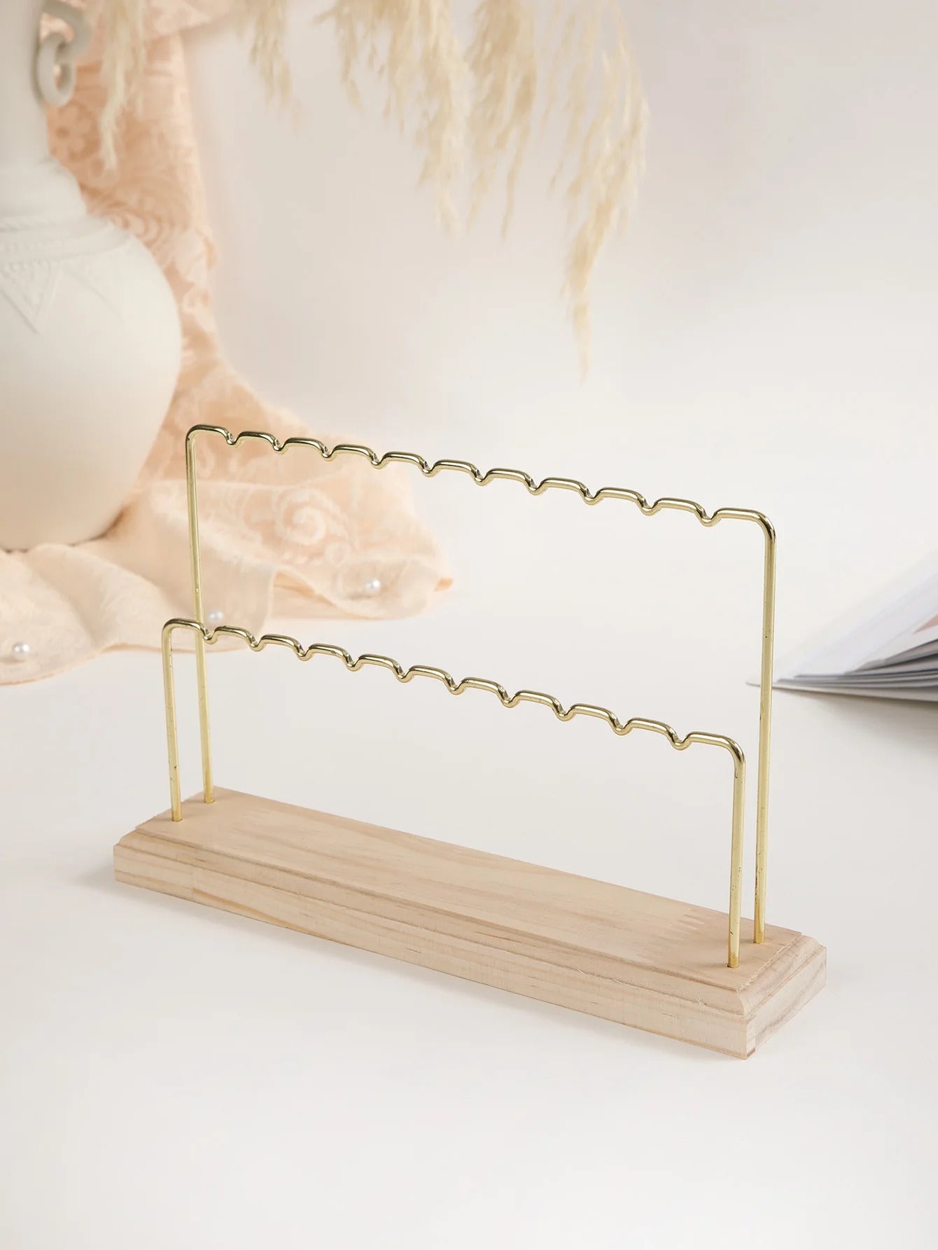 Porte Boucle D'oreille en Bois et Métal Doré Image